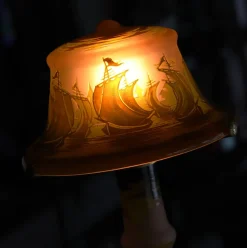 Lampe pâte de verre Tip Gallé décor bateaux
