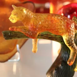 Panthère ambre sur arbre daum