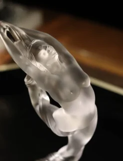 Sculpture acrobate jambe levées Lalique