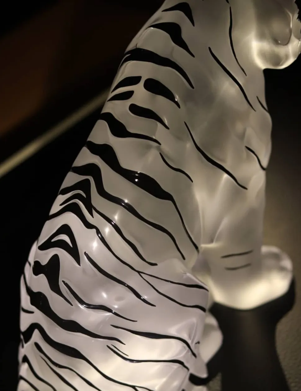 Tigre assis émaillé noir lalique