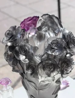 Vase rose gris fleur violette daum